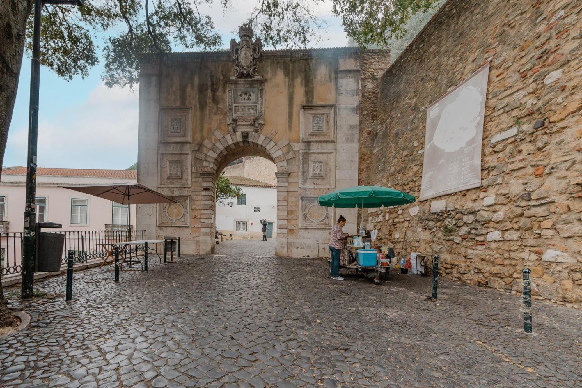 דירות ליסבון Stylish Getaway In A Mezzanine Flat By The Castle מראה חיצוני תמונה